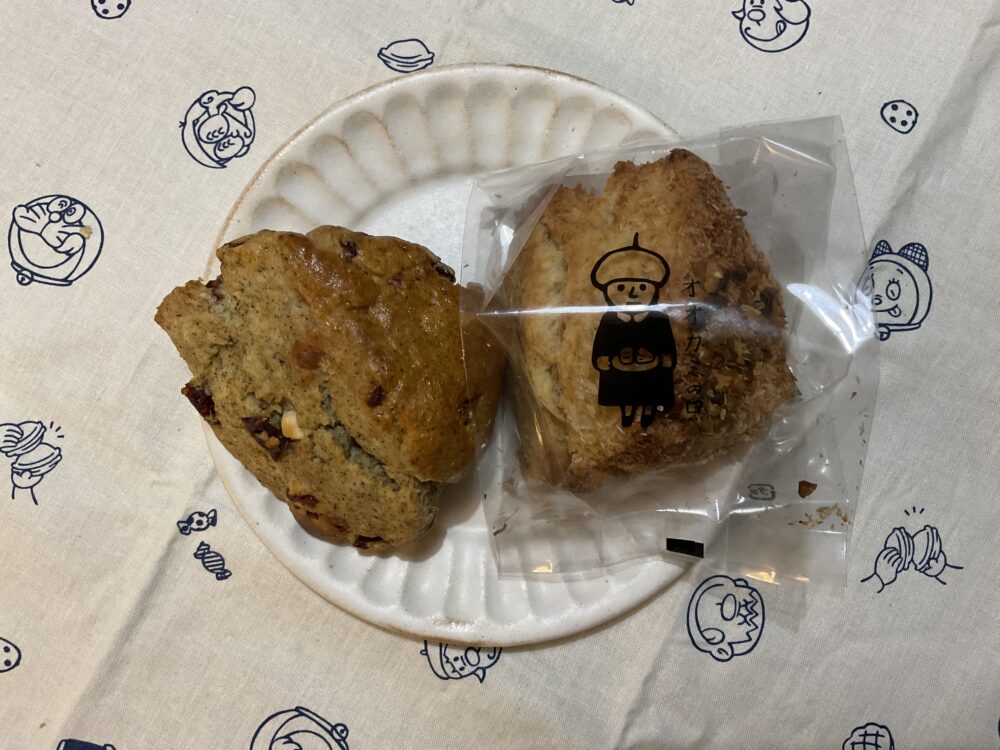 パッケージに入ったものと取り出したスコーン
