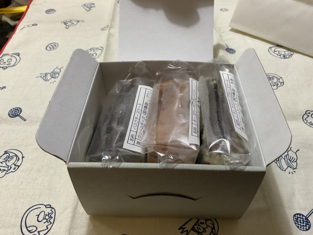 チーズケーキセットを箱から開封するところ