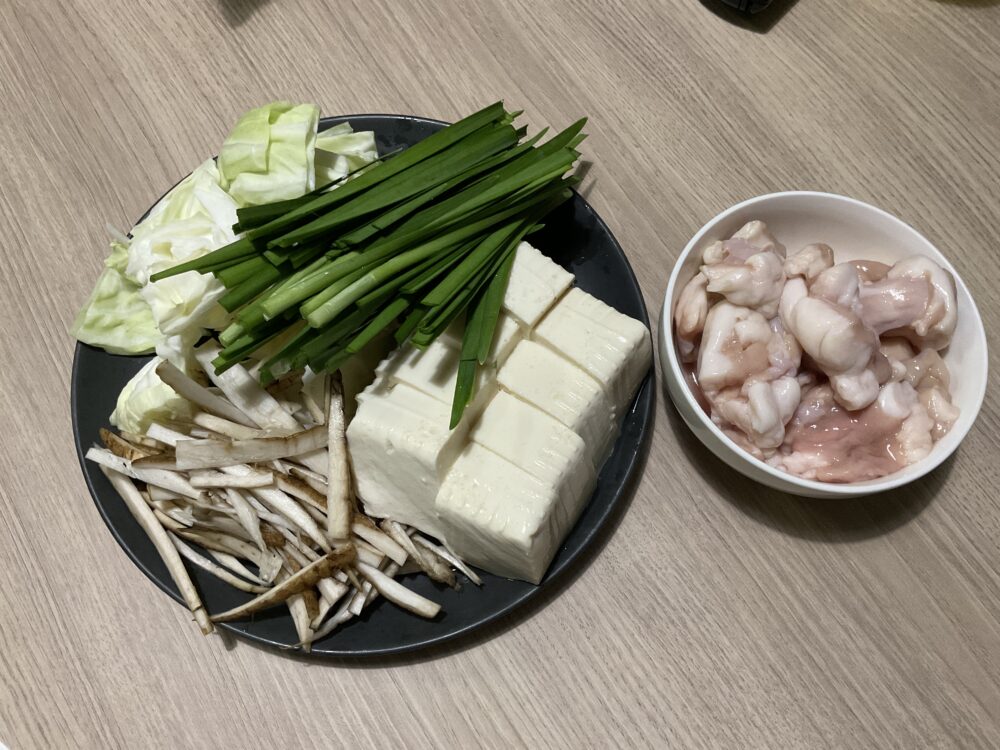 一藤の調理に必要な野菜ともつ