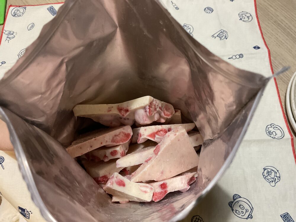 袋を開封した様子。大きな割れチョコが確認できる