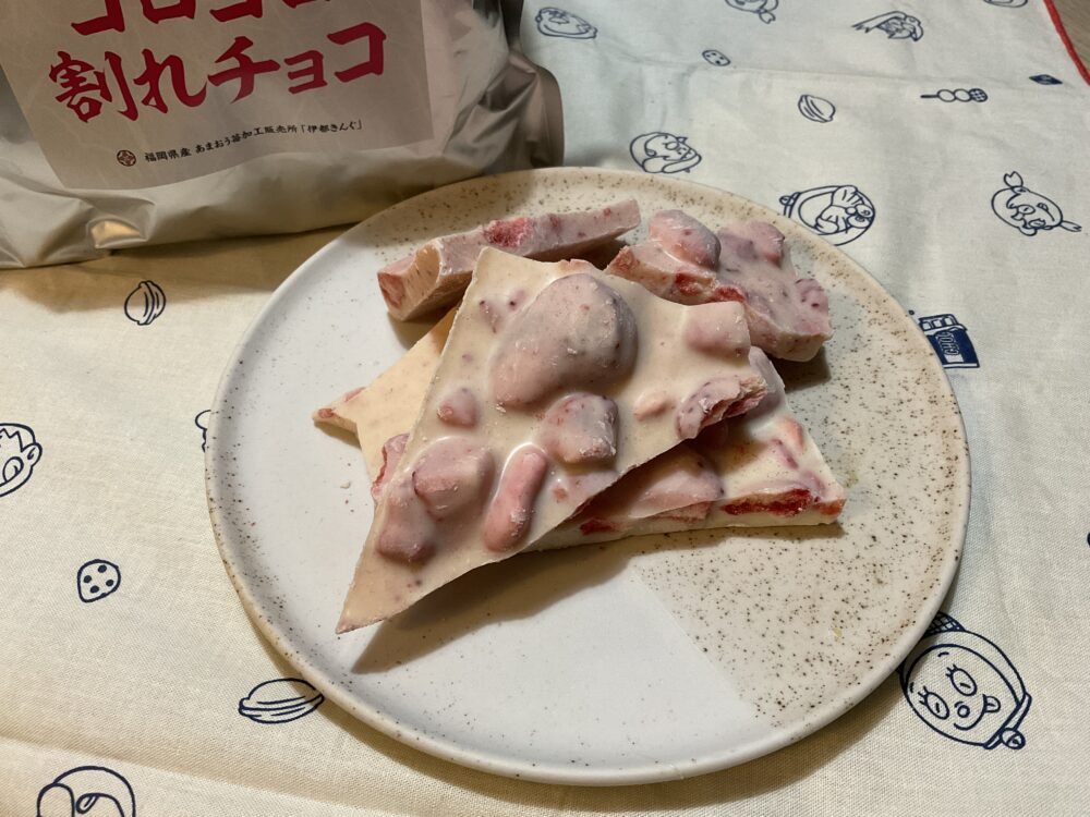 皿に載せられた、大きめの割れチョコ1片のクローズアップ