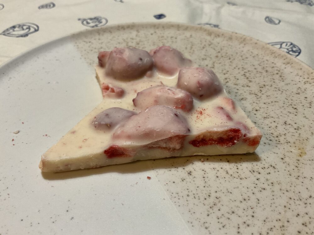 割れチョコ1片の、さらに接写したクローズアップ