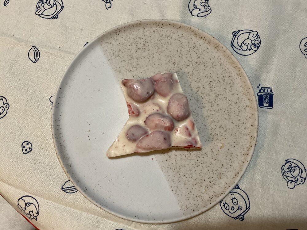 皿に載せられた、大きめの割れチョコ1片のクローズアップ