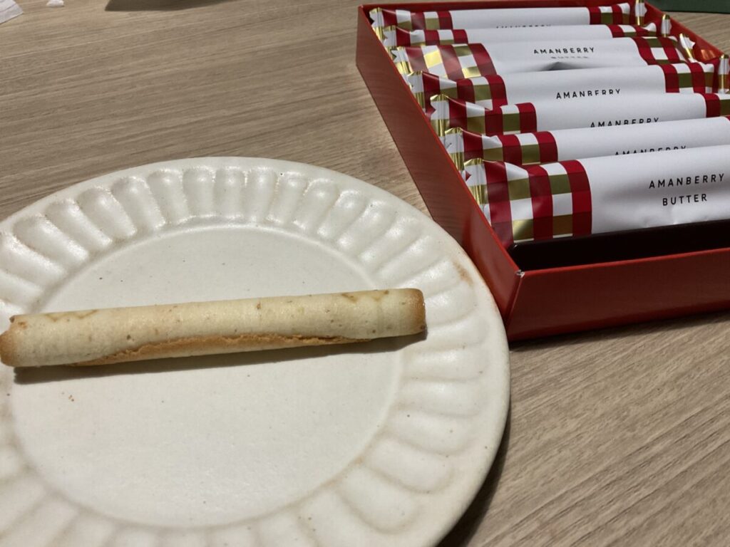 箱から取り出したアマンベリーバターをお皿に乗せた様子。