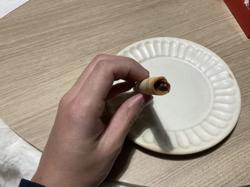 アマンベリーバターの中に入っているクリームとチョコレートの断面のアップ。