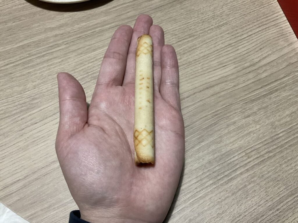 アマンベリーバターを手に持った時のサイズ感。