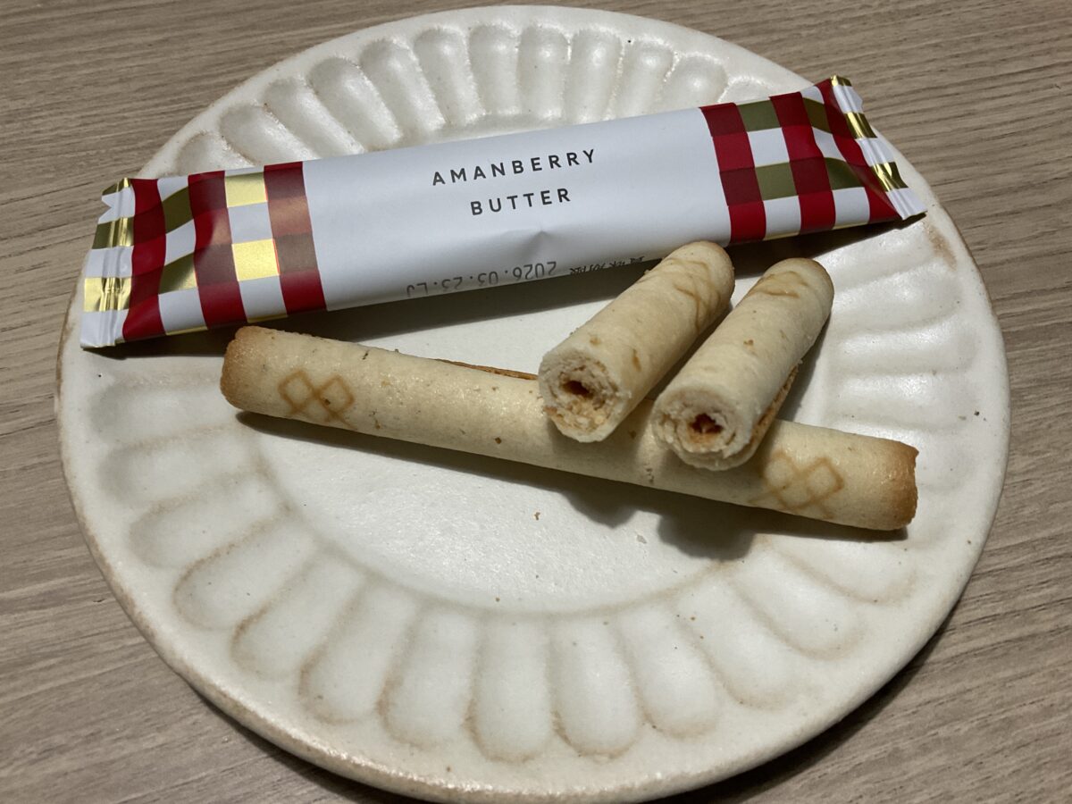 アマンベリーバターのパッケージと割ったクッキーをお皿に盛り付けた様子。