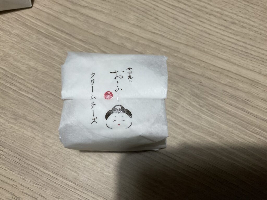 如水庵「おふく大福 クリームチーズ」の個包装パッケージデザイン。