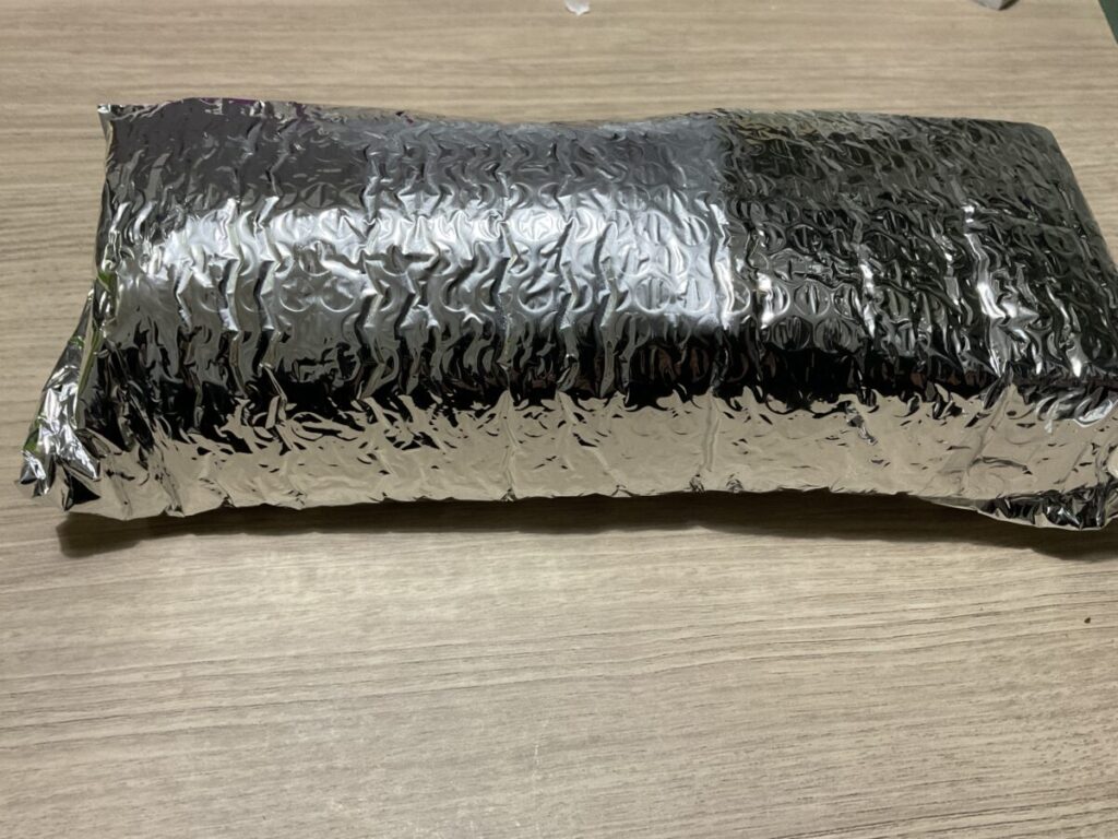 「イカす！めんたい寿司」が届いた時の銀色の保冷梱包の状態。