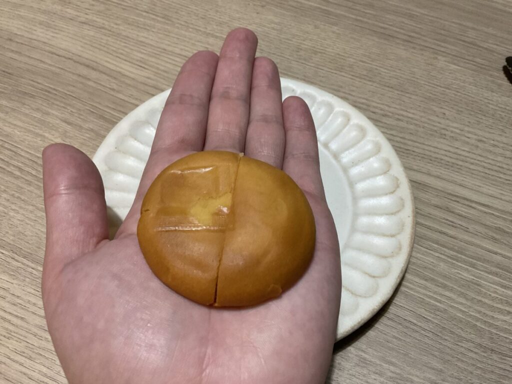 手のひらに乗せた博多通りもんのサイズ感。