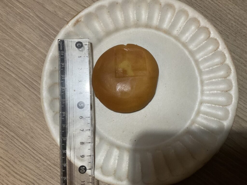 定規を使って博多通りもんの直径を計測している様子。