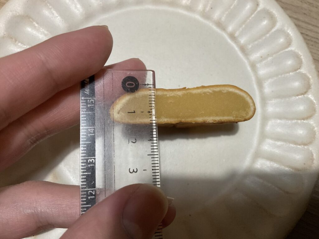 定規を使って博多通りもんの断面の厚みを測っている様子。