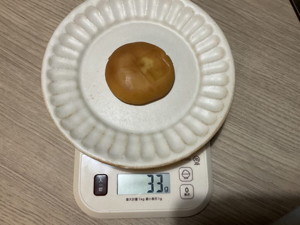 キッチンスケールで計測した博多通りもんの重さは33g。