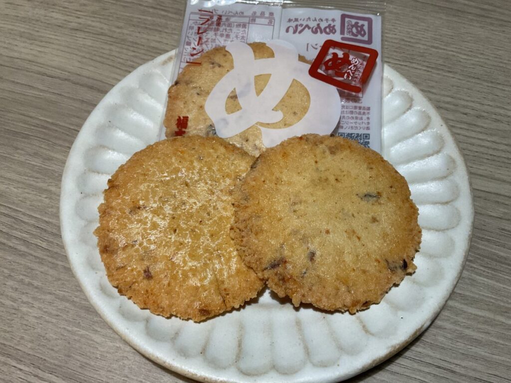 個包装の袋と、お皿に出した3枚のめんべい。