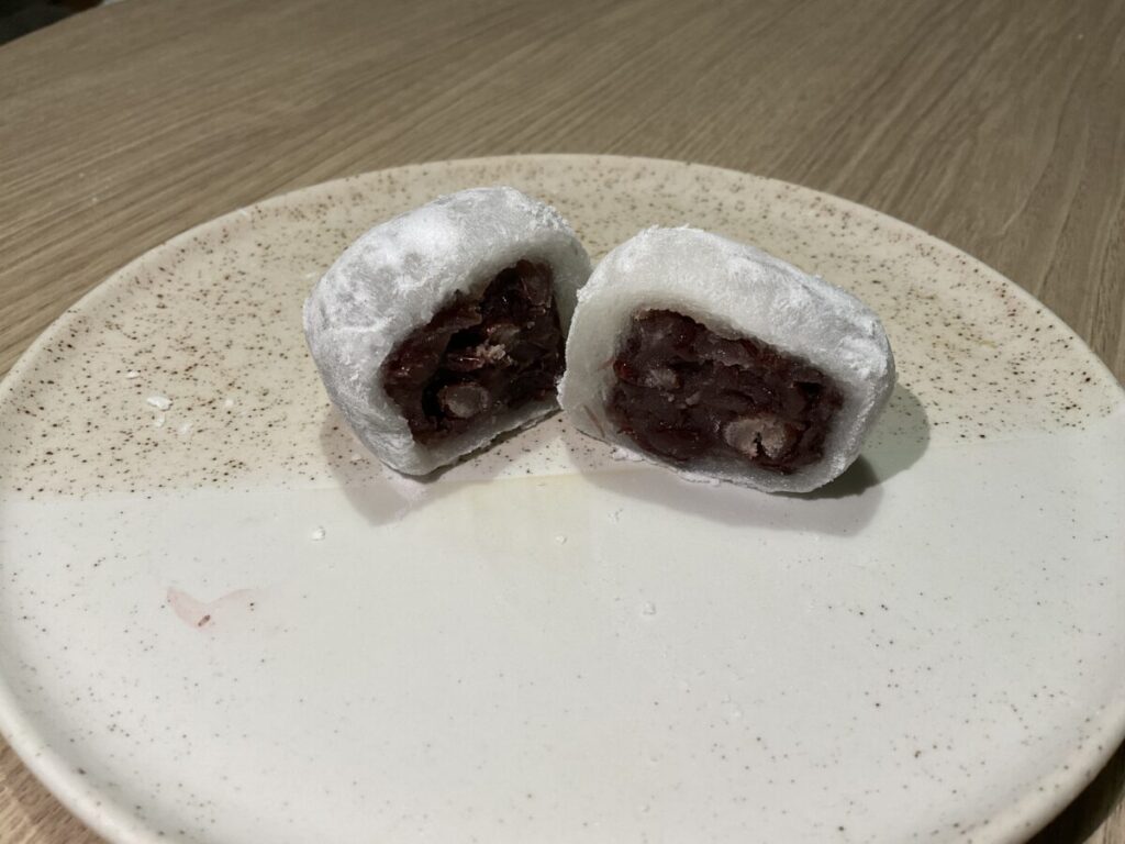 「元祖おふく大福」の断面。薄い餅の中に粒あんがたっぷり詰まっている様子。