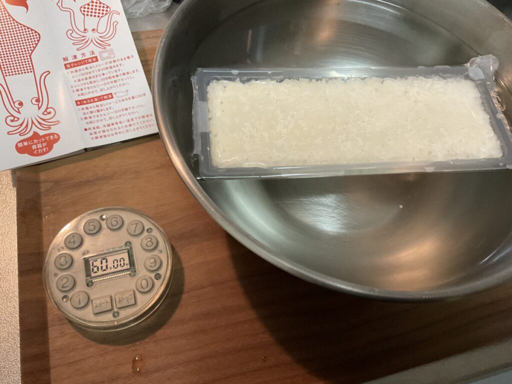 冷凍寿司を氷水解凍（またはぬるま湯解凍）するためにタイマーを60分にセットした様子。